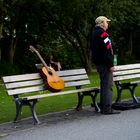 Gitarre und Mensch.