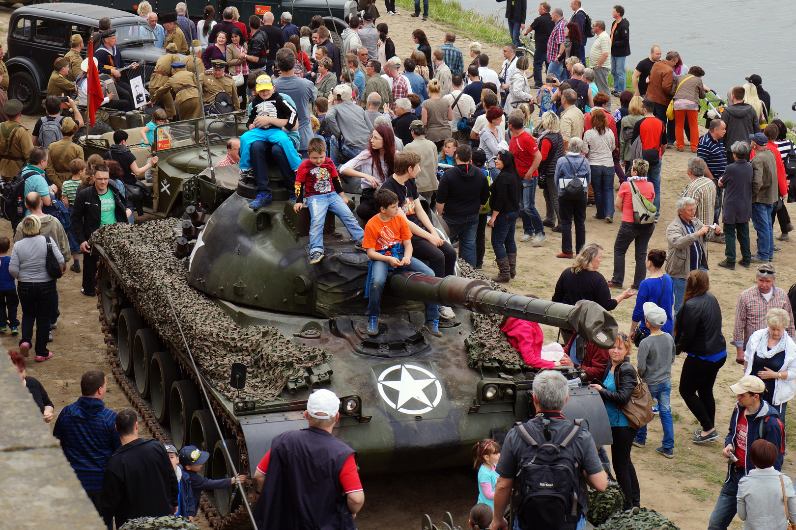 Gitarren statt Panzer und Knarren ? Ein ewiger Traum.