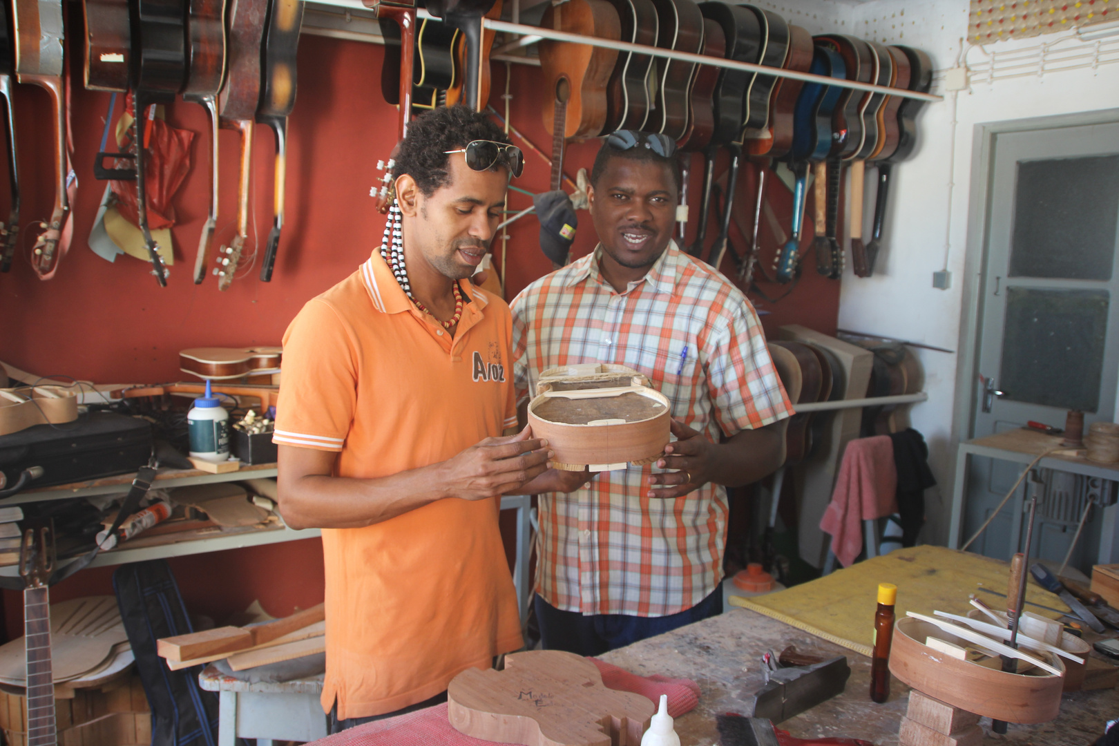 Gitarrenwerkstatt in Mindelo / Sao Vicente (Kapverden)