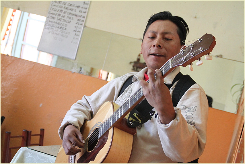 Gitarrist in der Marktkneipe ... in Peru+Text