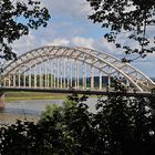 Gitterbogenbrücke über den Rheinarm Waal in Nijmegen (NL)