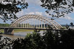 Gitterbogenbrücke über den Rheinarm Waal in Nijmegen (NL)