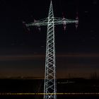 Gittermast bei Nacht