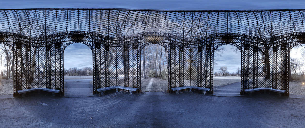 Gitterpavillon im Park