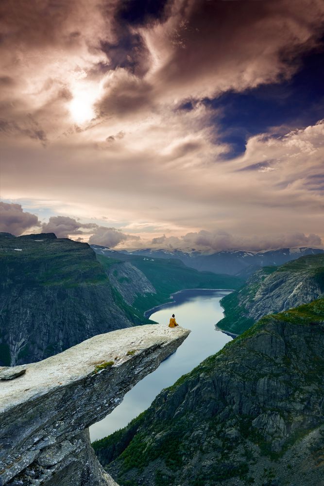 give me your hand and i'll hold it (Trolltunga)