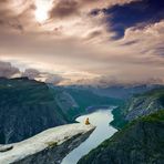 give me your hand and i'll hold it (Trolltunga)