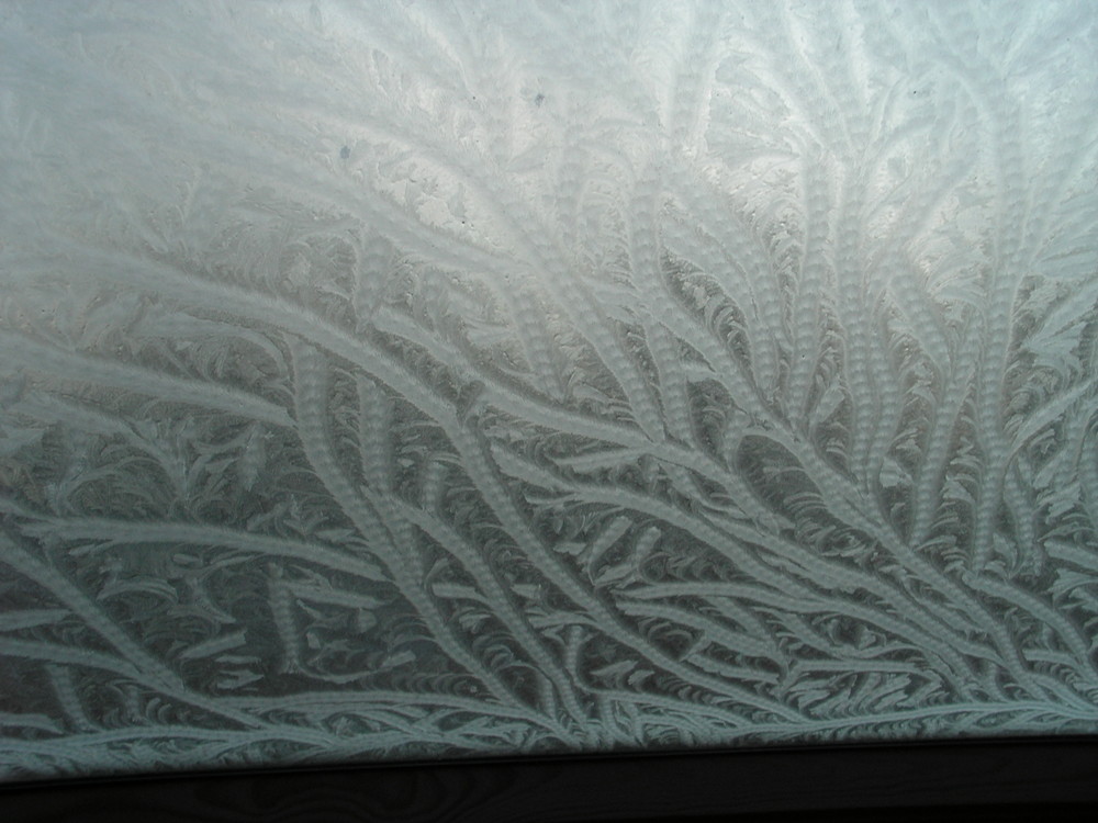 givre sur fenêtre de toit