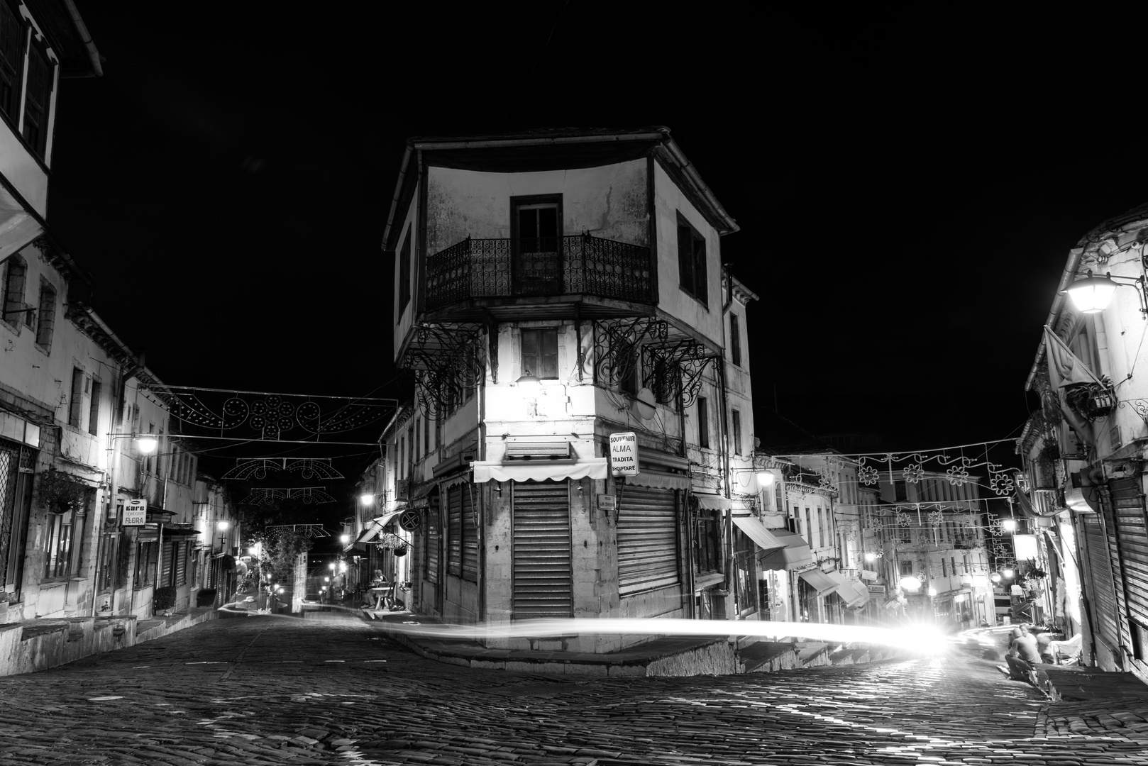 Gjirokastra bei Nacht