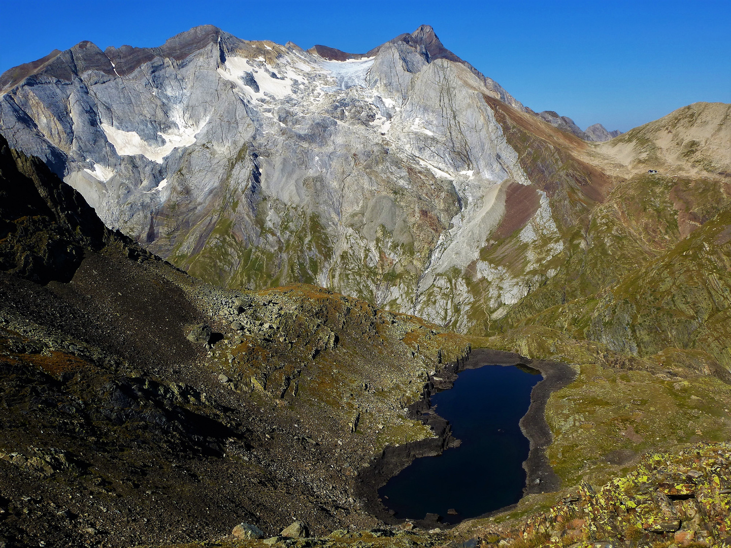 Glacier etpic du Vignemale depuis le col des gentianes ( Hautes Pyrénées)