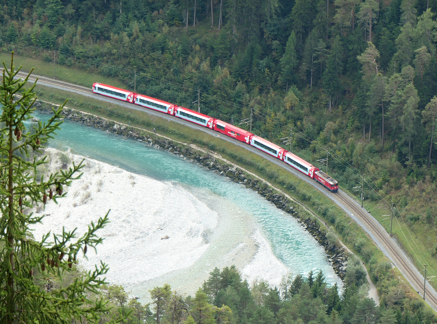 Glacier Express in der Rheinschlucht