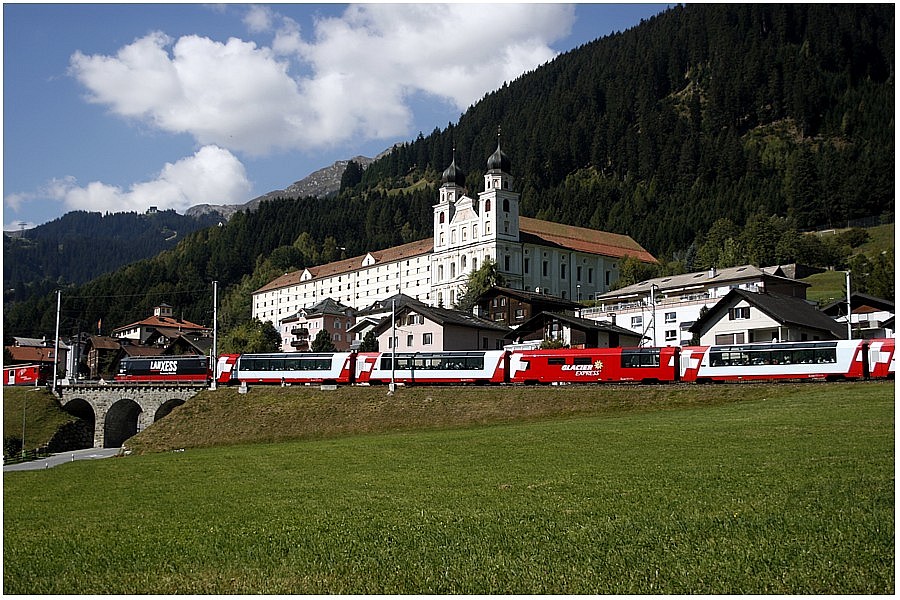 Glacier-Express und Benediktinerkloster