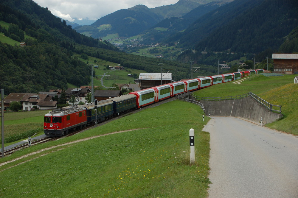 Glacier Express zwischen Chur und Andermatt