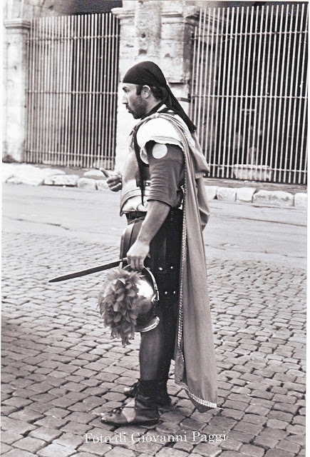 Gladiatore romanaccio si guadagna la pagnottella al Colosseo.