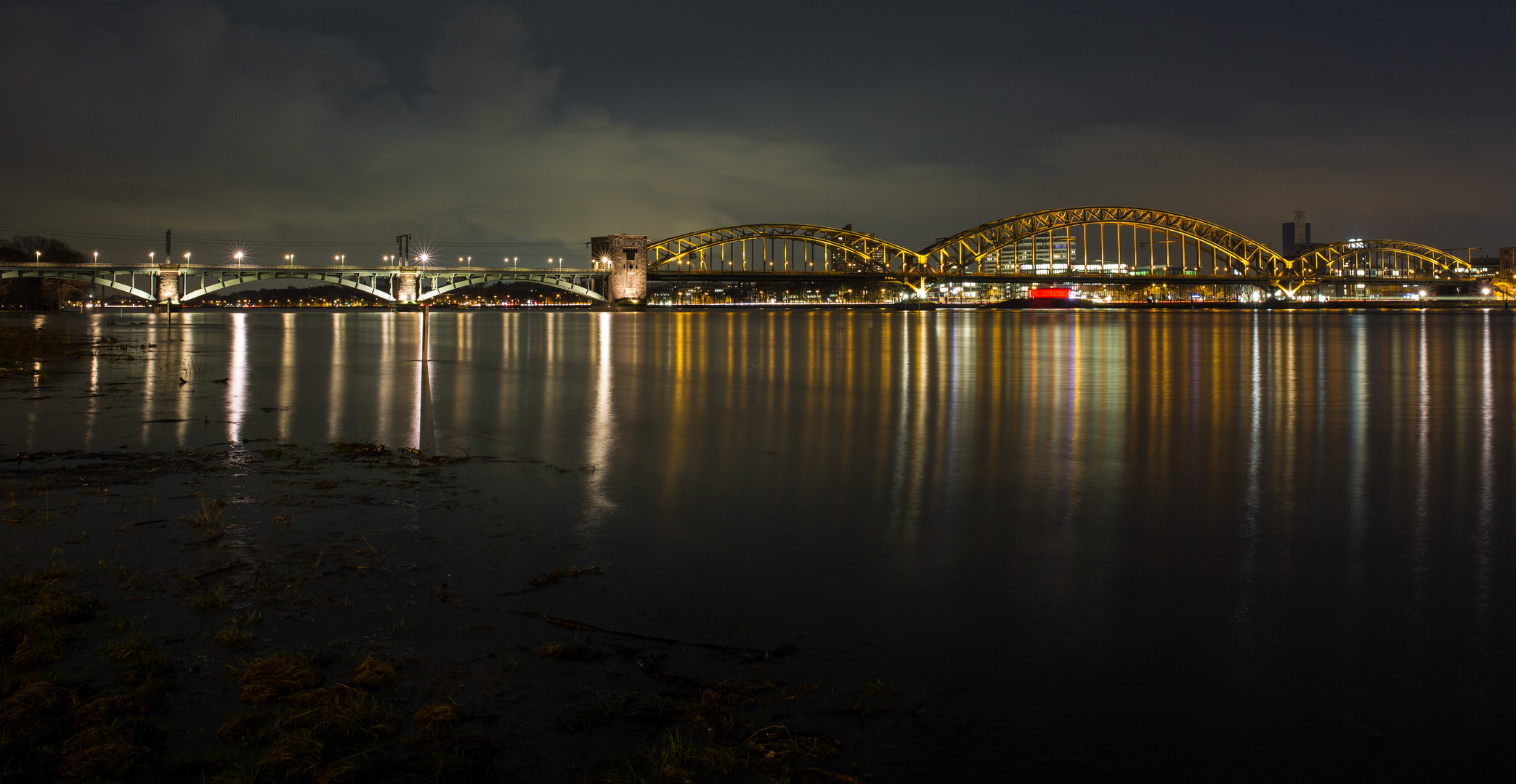 Glänzende Südbrücke mit roter Pumpstation