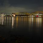 Glänzende Südbrücke mit roter Pumpstation