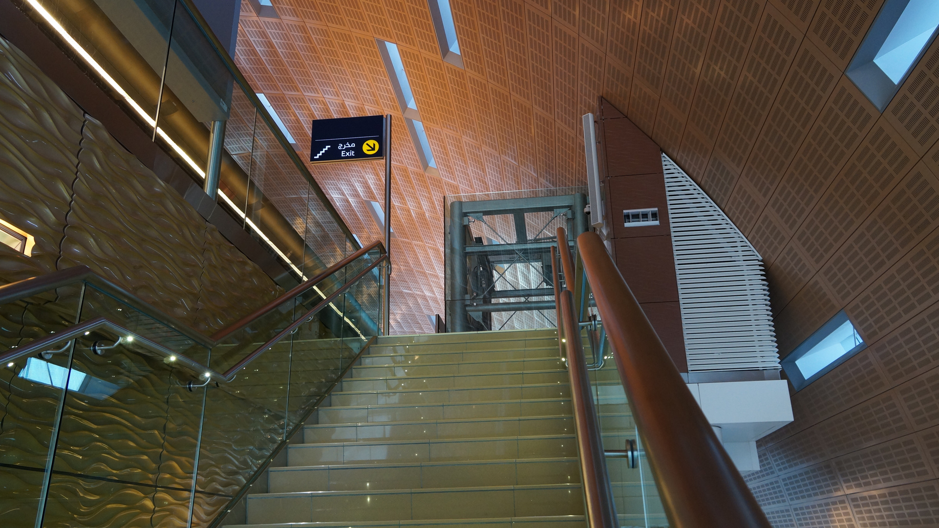 glänzender U-Bahn Zugang