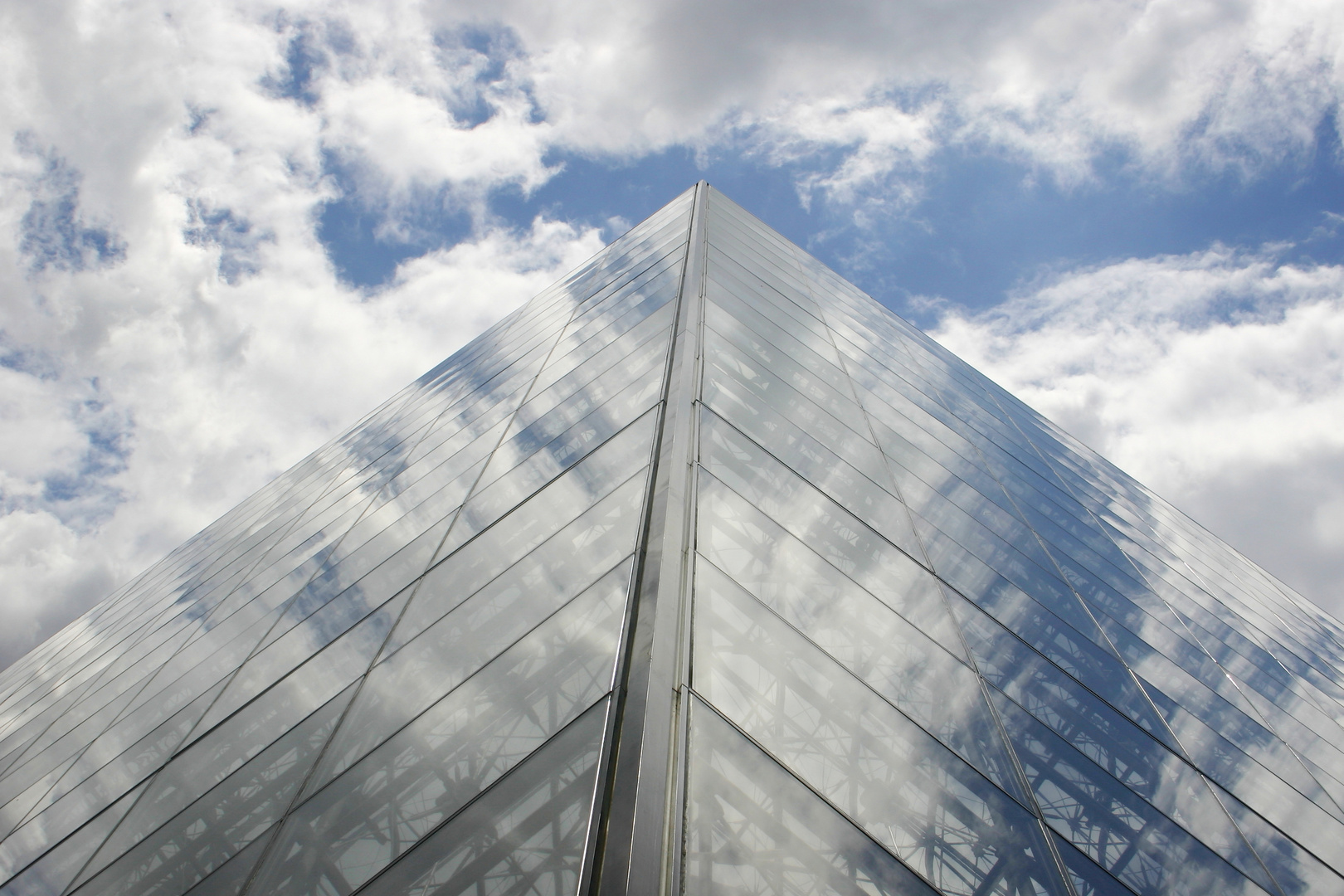 gläserne Pyramide in Paris