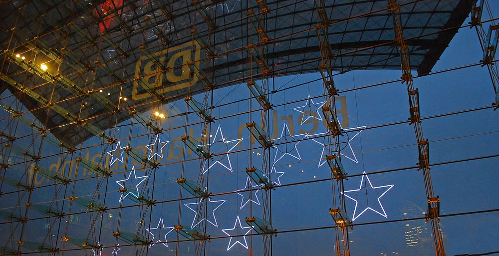 Gläserner Giebel der Eingangshalle des Berliner HBf im Weihnachtsgewand