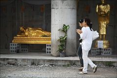 ... gläubige auf ihrem rundgang um den big buddha von phuket...