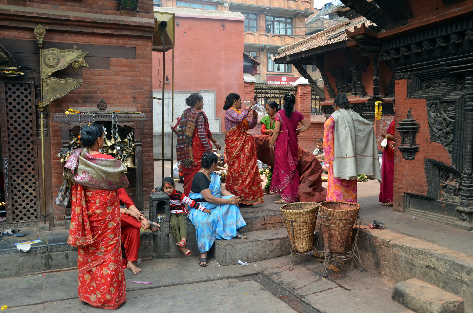 Gläubige Hindufrauen im Innenhof des Kumbeshwar-Tempels