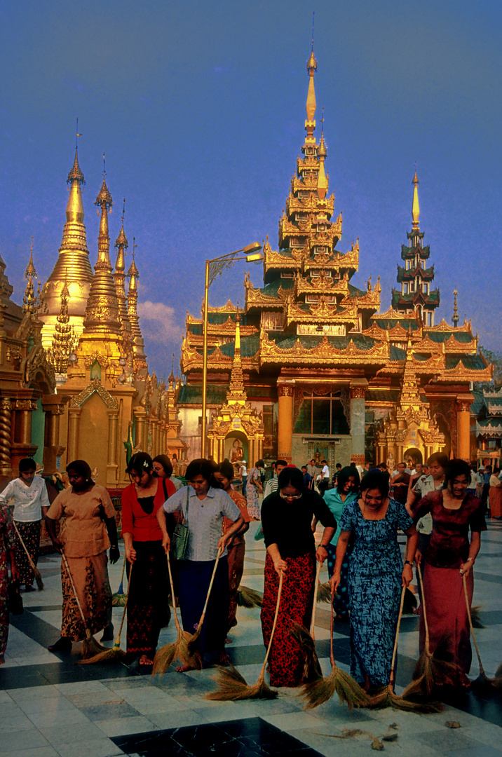 Gläubige reinigen die Shwedagon Pagode