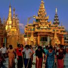 Gläubige reinigen die Shwedagon Pagode