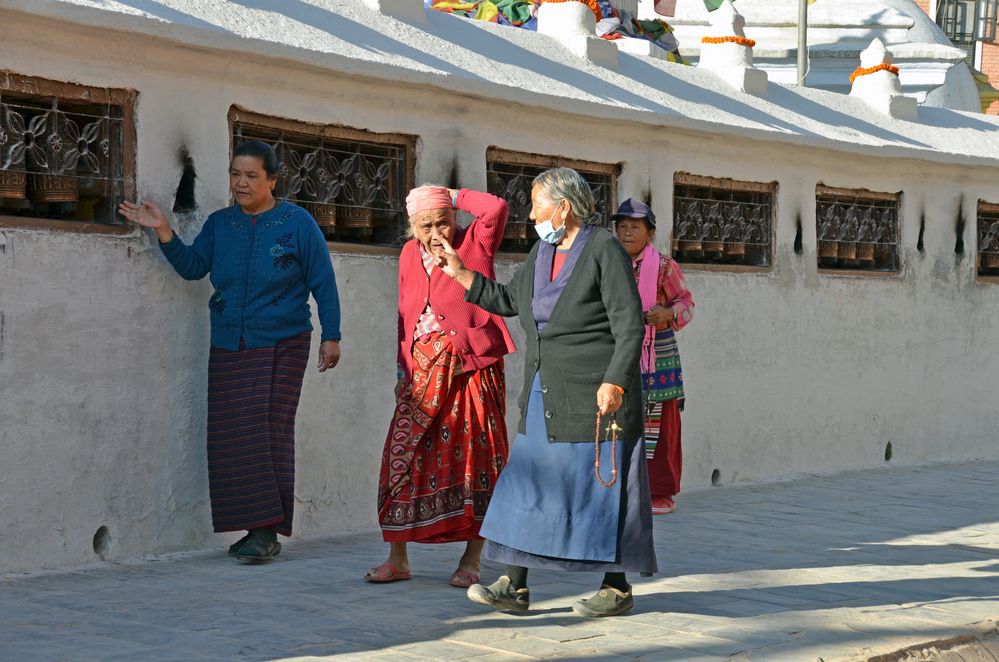 Gläubige Tibeter umrunden den Stupa von Bodnath