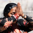 Gläubige Tibeterin auf Ihrem Weg