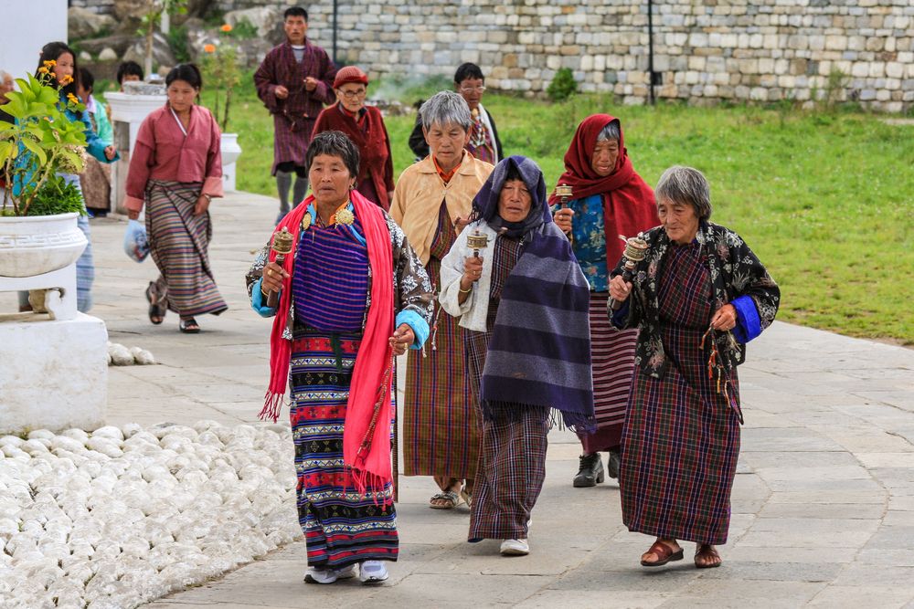 Gläubige umrunden mit ihren Gebetsmühlen den Erinnerungs-Chorten...