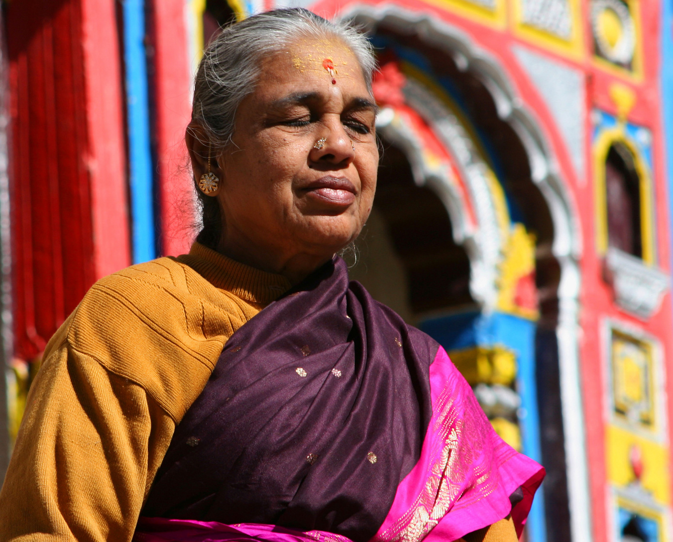 Gläubige vor dem Tempel in Badrinath, Garhwal