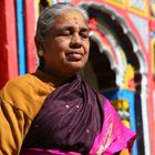 Gläubige vor dem Tempel in Badrinath, Garhwal