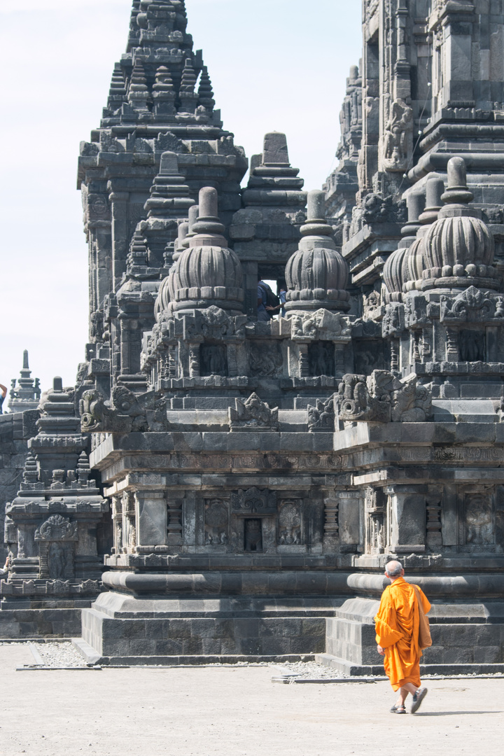 Gläubiger bei den Tempeln von Prambanan