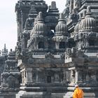 Gläubiger bei den Tempeln von Prambanan