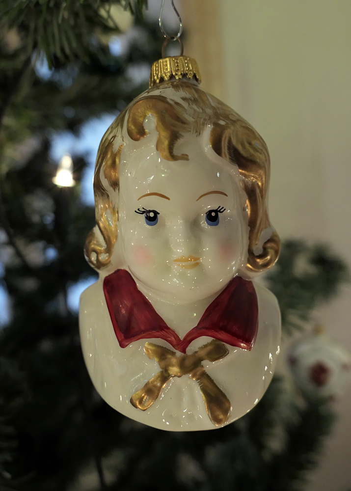 Glanz der Weihnachtszeit: Goldköpfchen am Christbaum