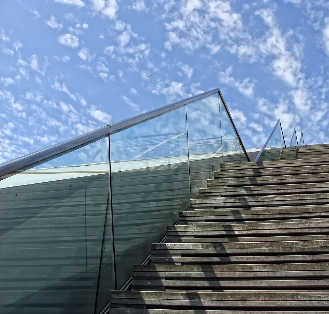 Glas, Beton und Himmel