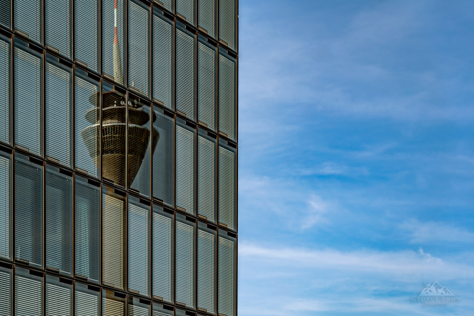 glas, concrete and sky 