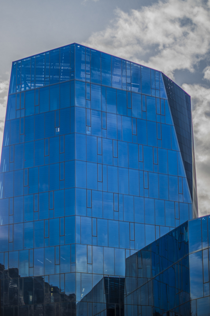 Glas Fassade die Strom erzeugen kann.