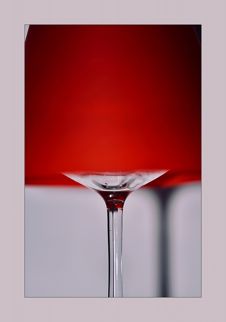 Glas mit roter Kappe