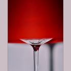 Glas mit roter Kappe