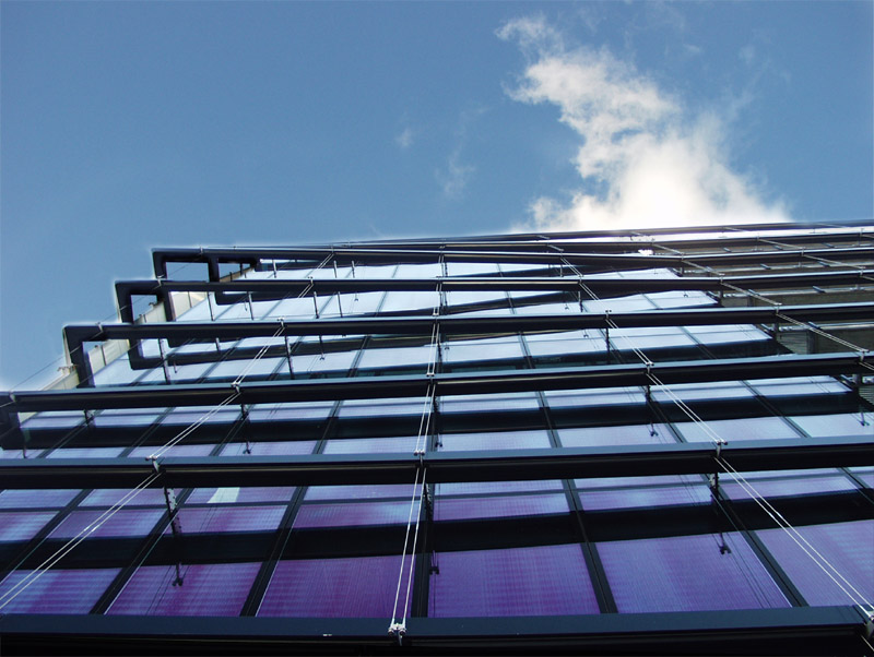 Glas, Stahl und blauer Himmel