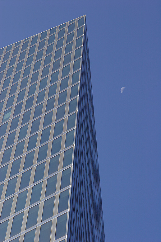 Glas, Stahl und Mond