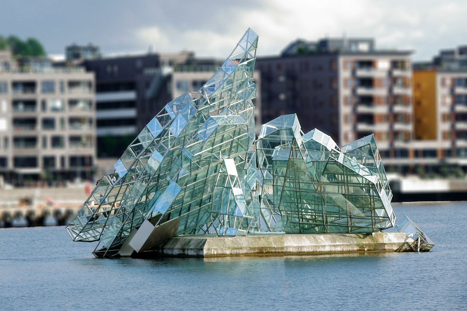 Glas und Edelstahl Schwebende Skulptur im Inneren Hafen Oslo