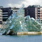 Glas und Edelstahl Schwebende Skulptur im Inneren Hafen Oslo