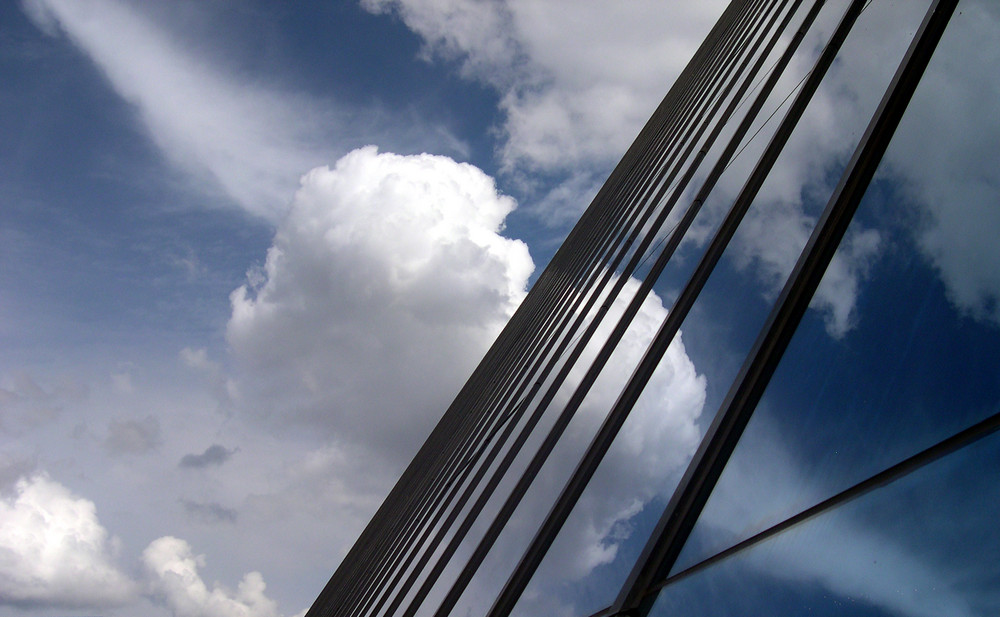 Glas und Wolken