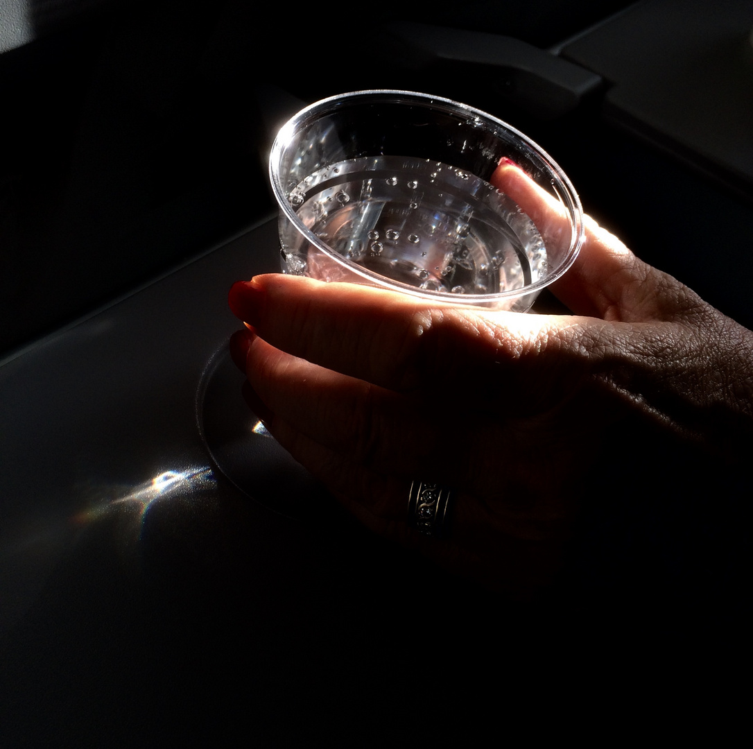 Glas Wasser im Flugzeug