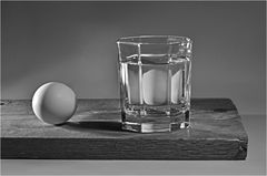 Glas Wasser und zwei Eier