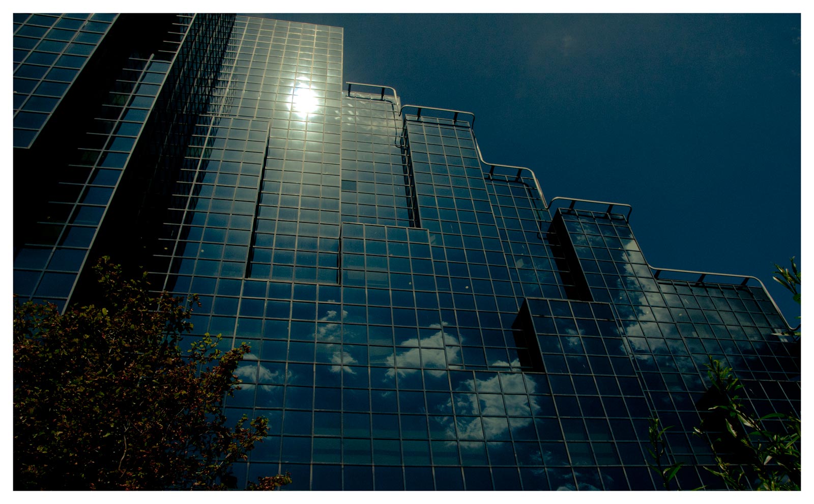 ~~ Glasbau mit Wolken ~~