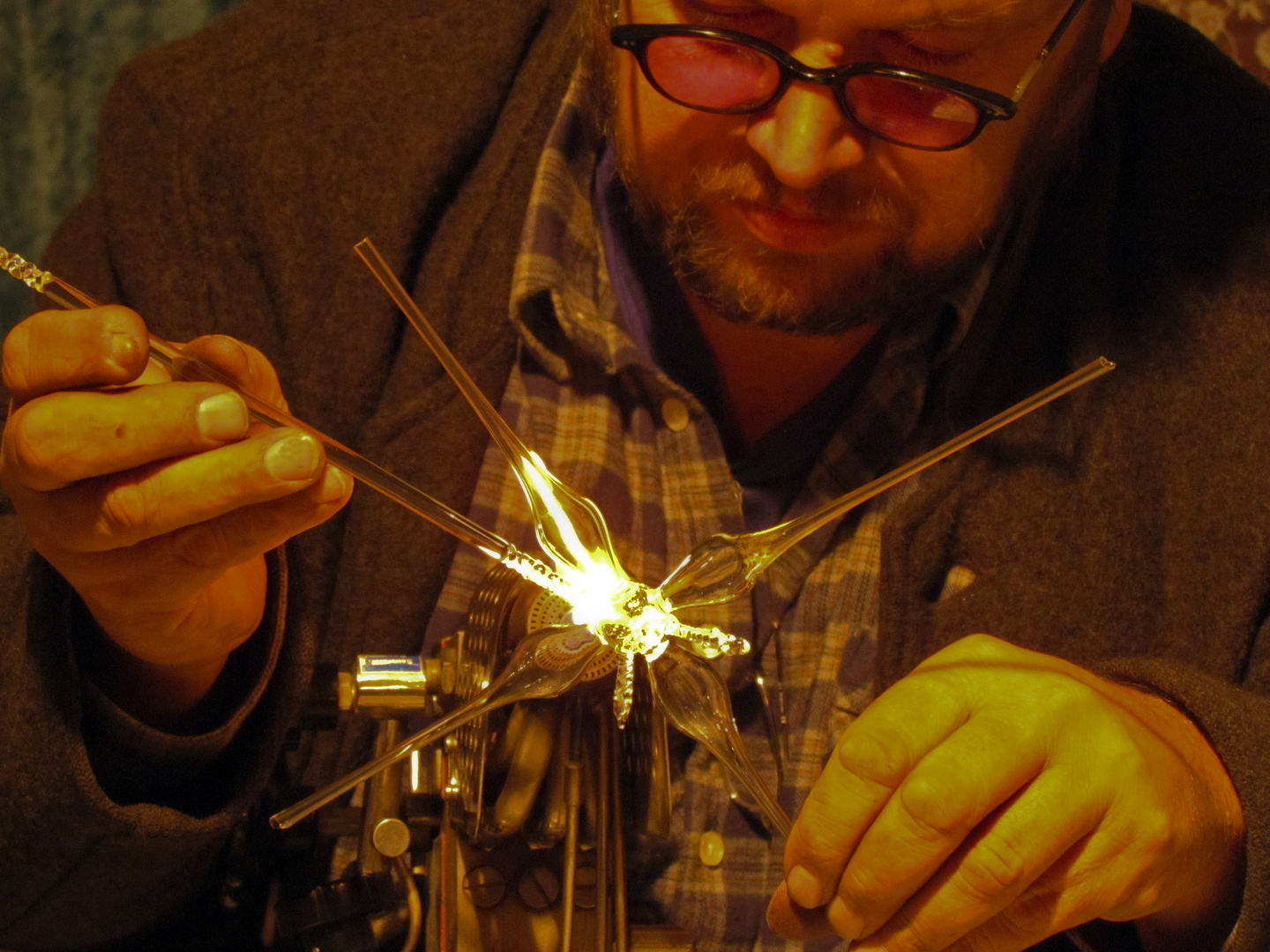 Glasbläser bei seiner Arbeit