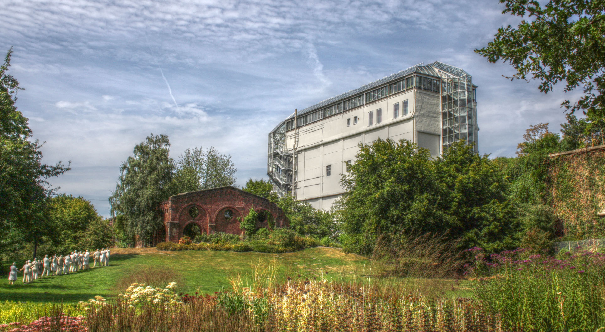 Glaselefant und Alltagsmenschen im Maximilianpark