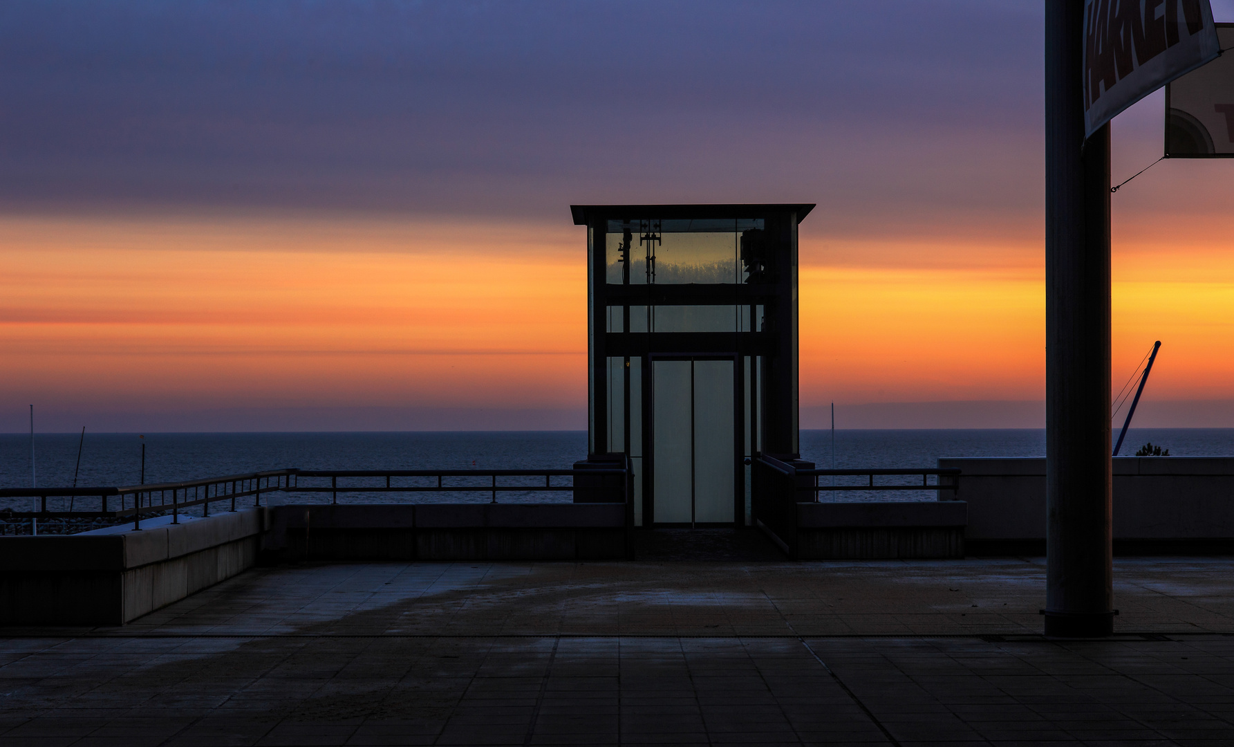 Glasfahrstuhl im Sonnenaufgang